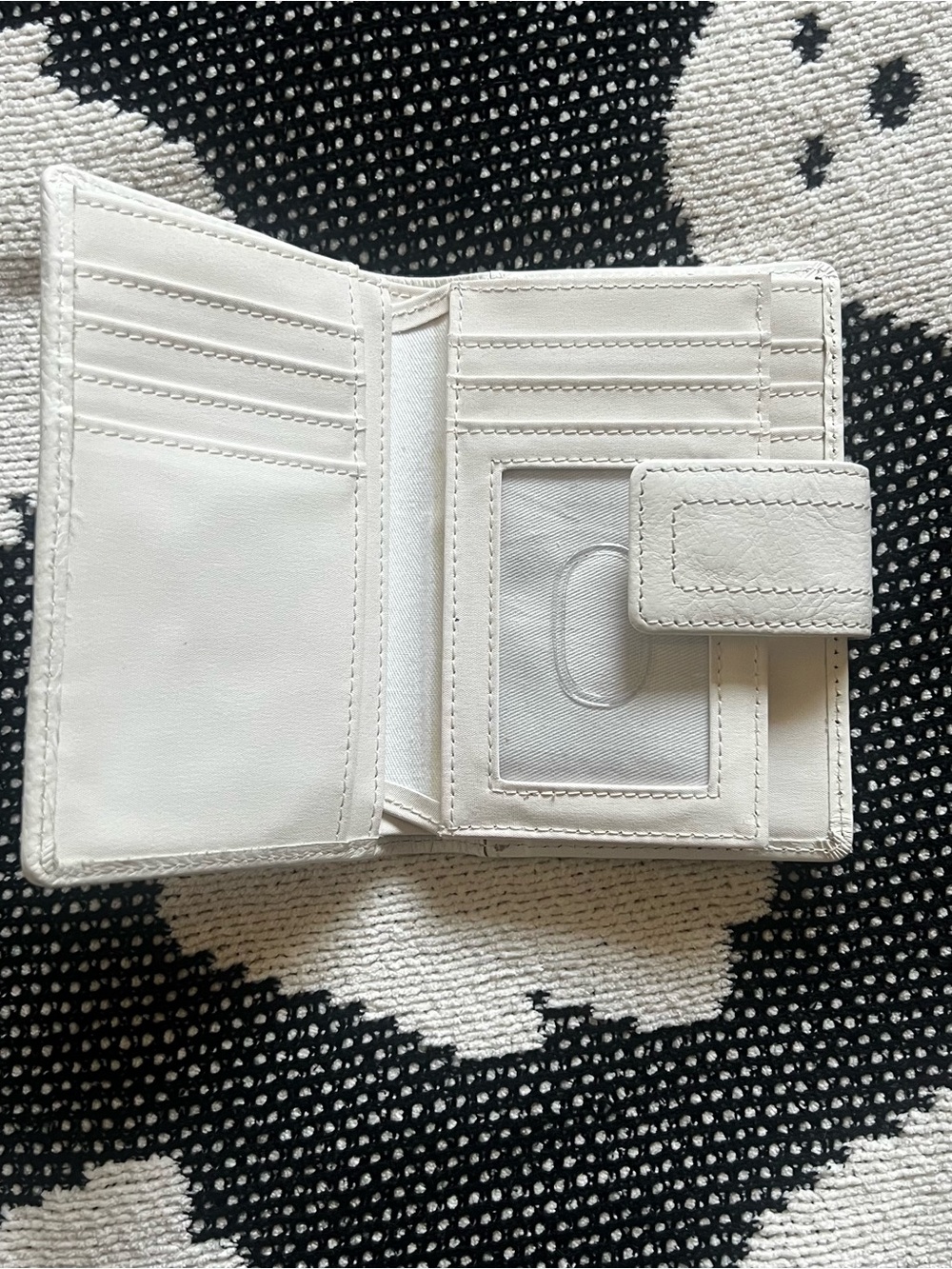 White Fossil Heart Valentine’s Day Wallet - Picture 3 of 4